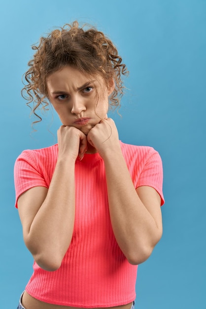 Fille en colère debout regardant la caméra