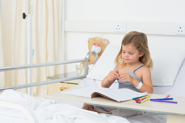 Fille coloriage livre d&#39;images à l&#39;hôpital