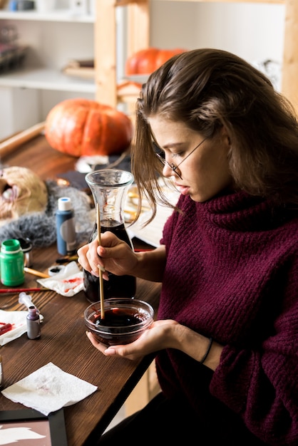 Fille concentrée faisant de la couleur pour la peinture