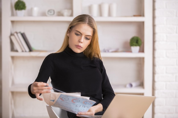 Fille concentrée faisant de la paperasse