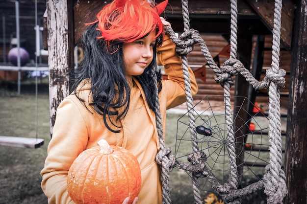 Fille avec un concept d'Halloween de costume de diable démon