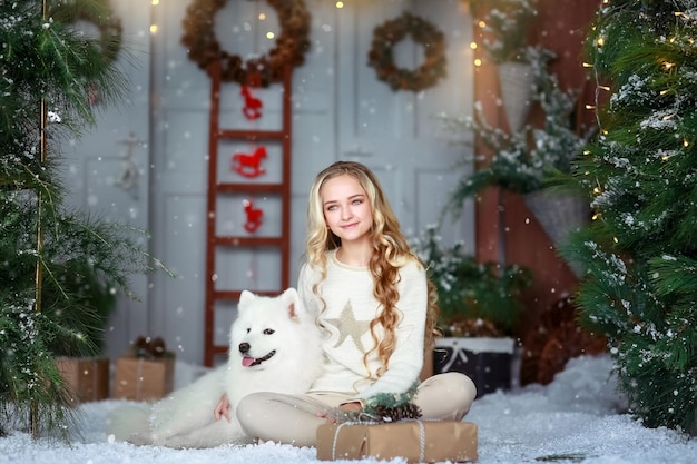 Fille de concept de nouvel an avec son animal de compagnie posant dans un studio photo