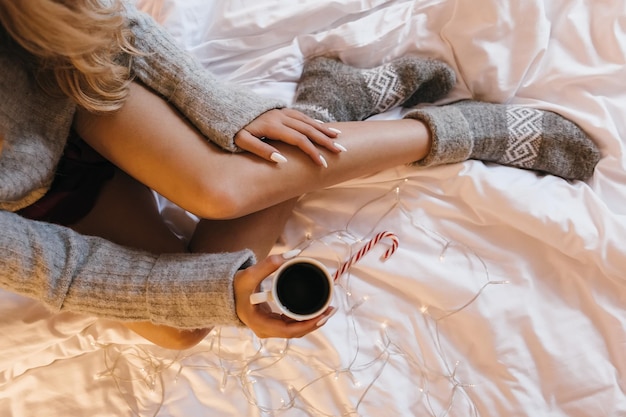 Photo une fille confortable avec du café et des lumières appréciant le confort de la maison serenity