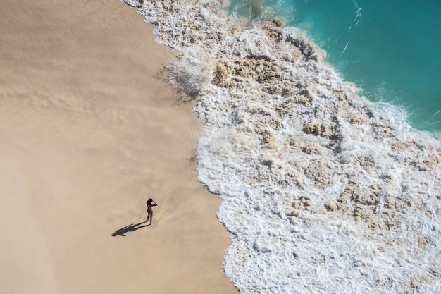 une fille contre les vagues