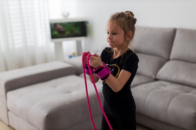 Fille avec corde à sauter