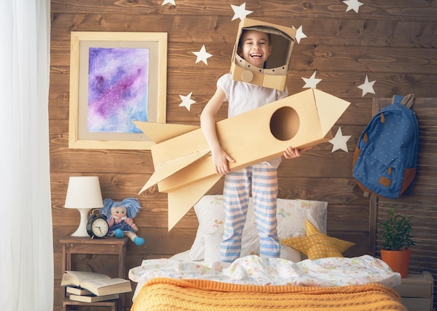 Fille en costume d'astronaute