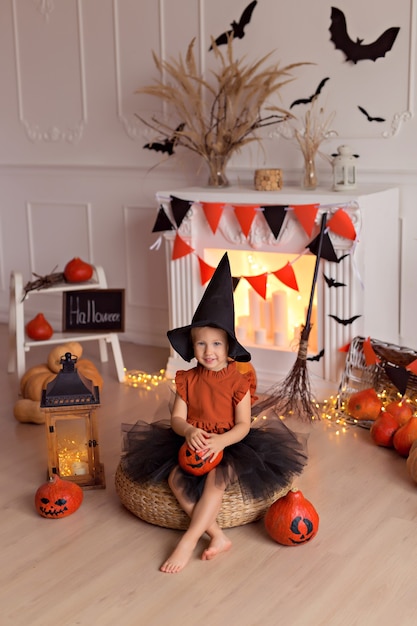 Photo fille en costume de sorcière halloween