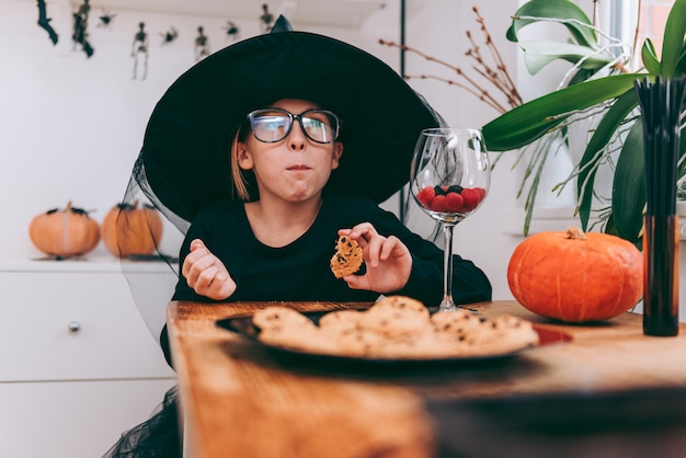 Fille en costume de sorcière