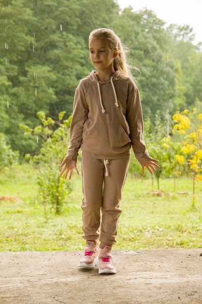 Une fille en costume de sport Arrière-plan flou