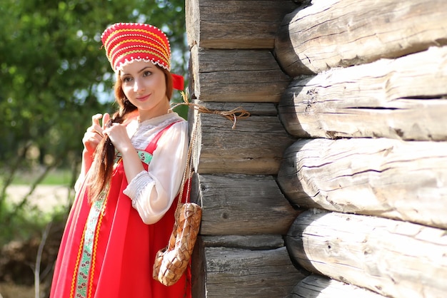 fille en costume traditionnel mur en bois