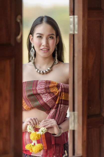 fille en costume traditionnel thaïlandais