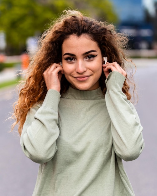 Fille de coup moyen à l'aide d'écouteurs