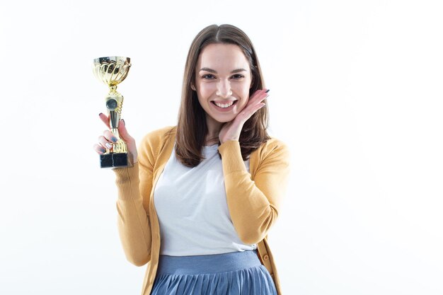 Fille avec une coupe gagnante. Portrait émotionnel