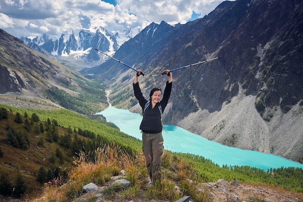 Fille courageuse conquérant les sommets des montagnes