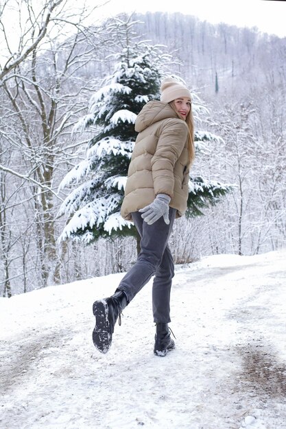 fille courant dans la neige et souriant à la caméra