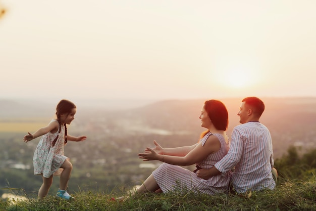 Fille courant vers les parents