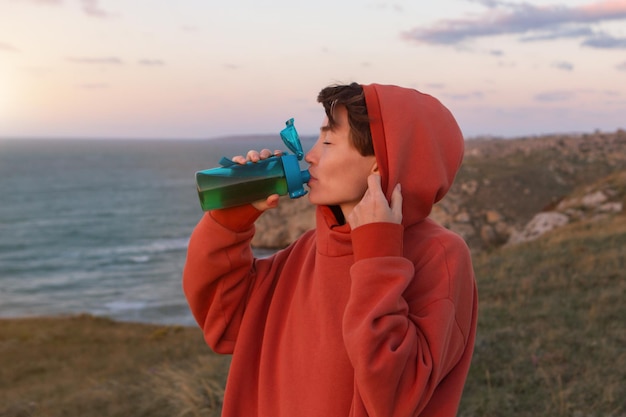 Une fille sur une course matinale. bouteille d'eau pour des sports confortables