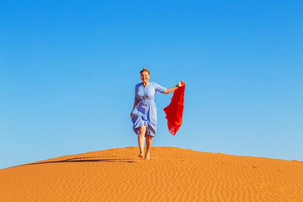 Fille court le long du désert du Sahara.