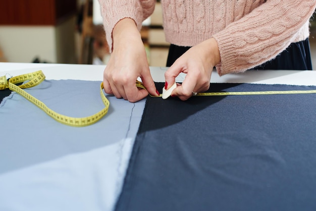 Fille couturière travaille