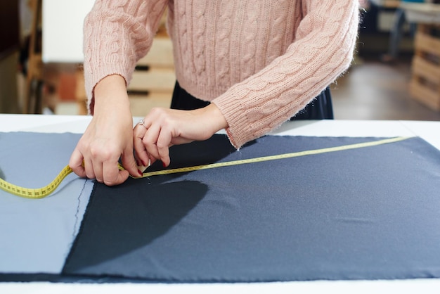 Fille couturière travaille