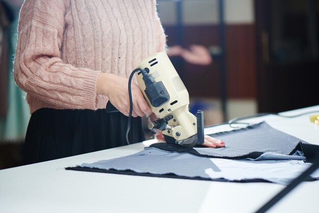 Fille couturière travaille