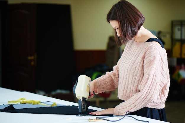 Fille couturière travaille