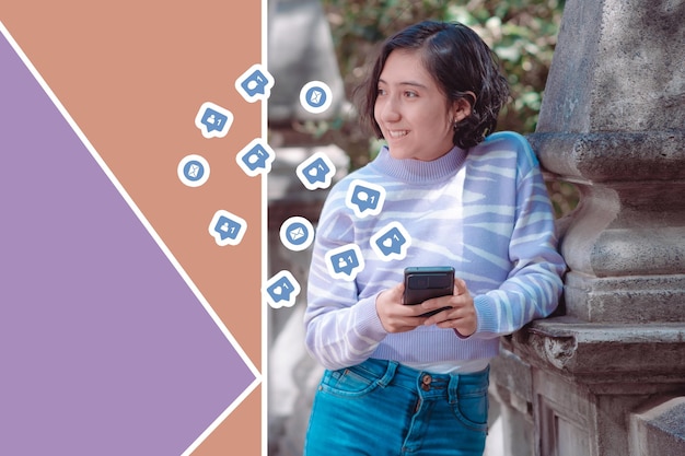 Photo la fille créative est debout et regarde sur le côté tenant un téléphone portable vous avez de l'espace libre pour le texte