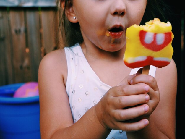 Photo une fille avec de la crème glacée.