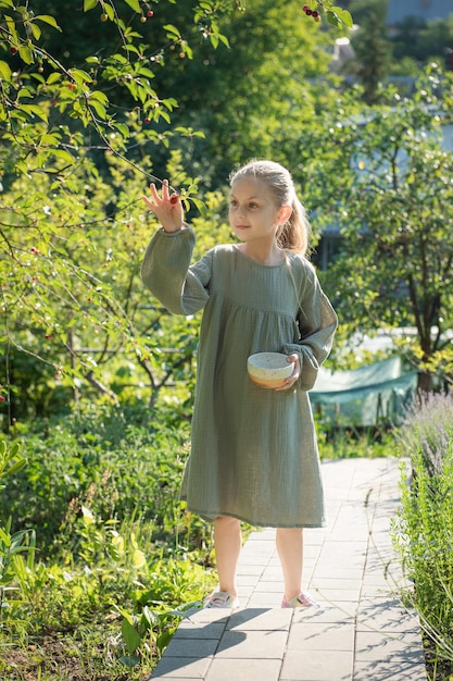 Fille cueillant des cerises