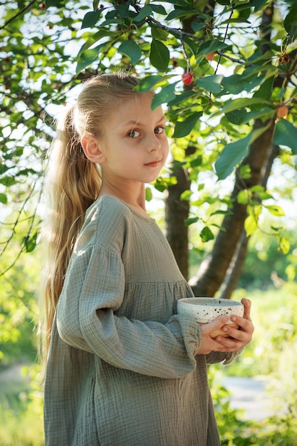 Fille cueillant des cerises