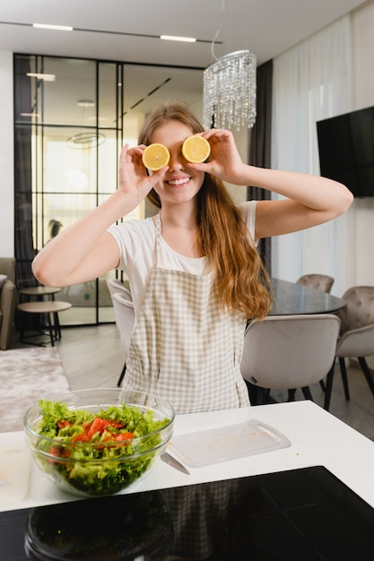 Fille de cuisine s'amuser avec des moitiés de citron