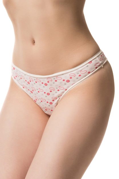 Fille en culotte demi-longueur tourné sur fond blanc