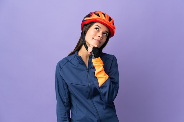 Fille de cycliste adolescent et levant