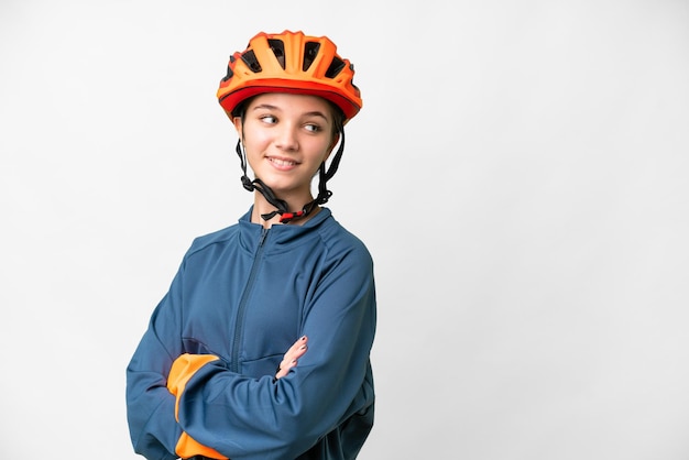 Fille cycliste adolescente sur fond blanc isolé avec les bras croisés et heureux