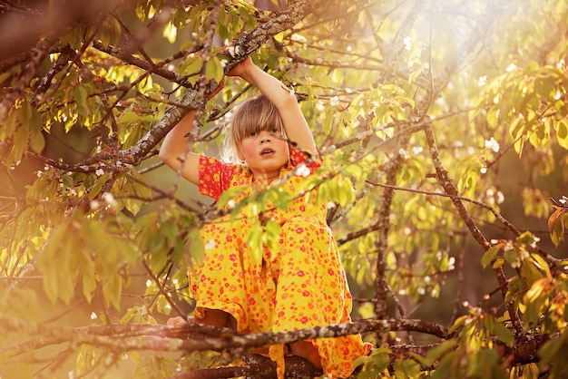 Une fille dans un arbre avec une branche et le mot cerise dessus