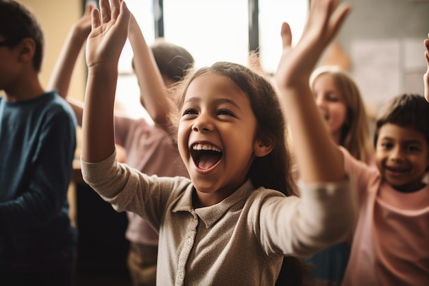 Une fille dans un autobus scolaire avec ses bras levés en l'air