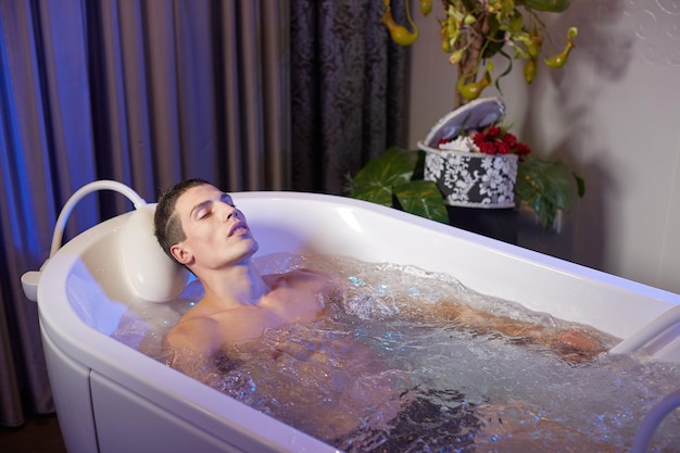 Fille dans un bain à remous