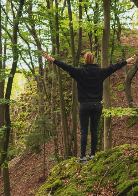 fille dans la belle forêt d'automne