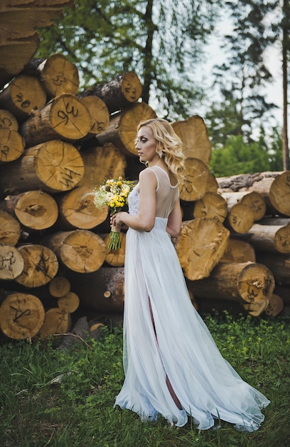 Fille dans une belle robe près de journaux