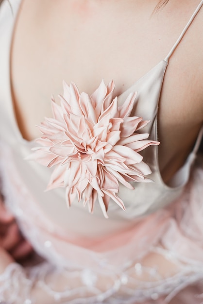 Fille dans une belle robe rose tenant un bouquet de fleurs roses. Minimalisme