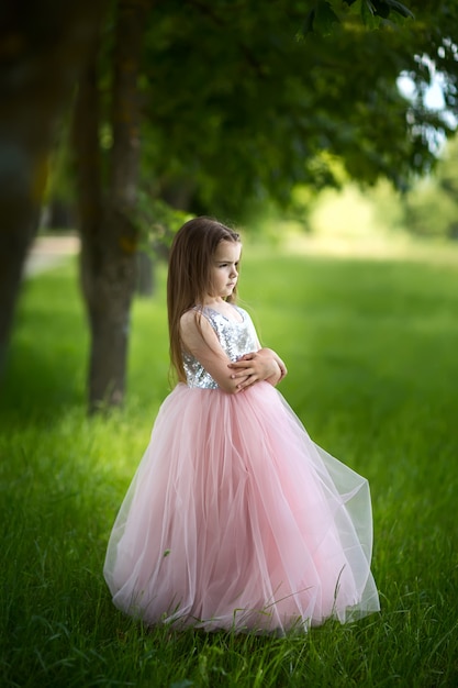 Fille dans une belle robe