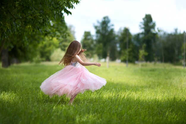 Fille dans une belle robe