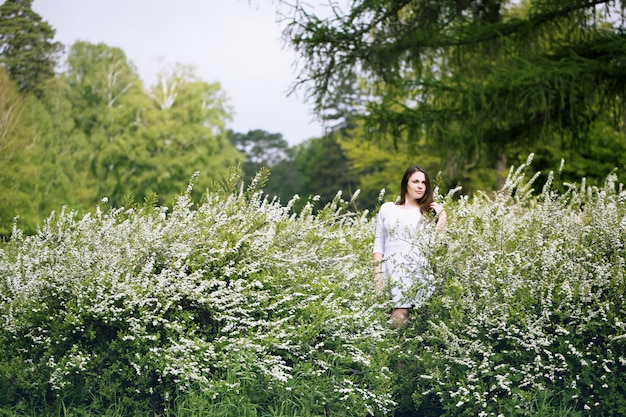 Fille dans un buisson de spirée