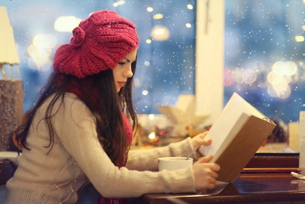 fille dans un café en hiver