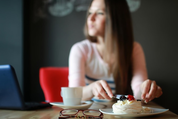 Fille dans un café pour une tasse de café avec le cahier