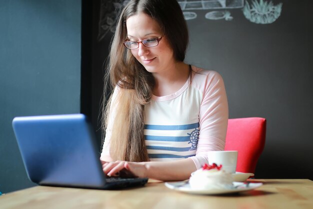 Fille dans un café pour une tasse de café avec le cahier