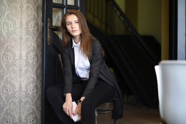 La fille dans le café prend son petit déjeuner à paris