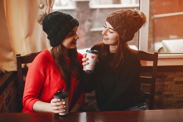 Fille dans un café