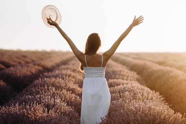 Photo une fille dans une chaîne de lavande heureuse