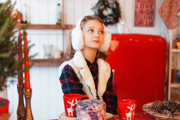 Fille dans une chambre avec des décorations de Noël